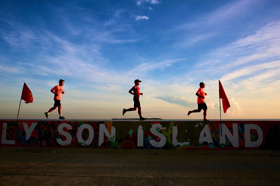 Rộn ràng đường chạy Lý Sơn tại Tiền Phong Marathon 2020