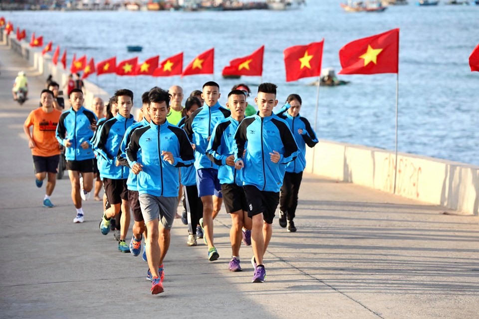 Từ sáng 4.7, một ngày trước khi Tiền Phong Marathon 2020 bước vào tranh tàu giải đấu chính thức, các vận động viên đã tranh thủ bước vào tập luyện.