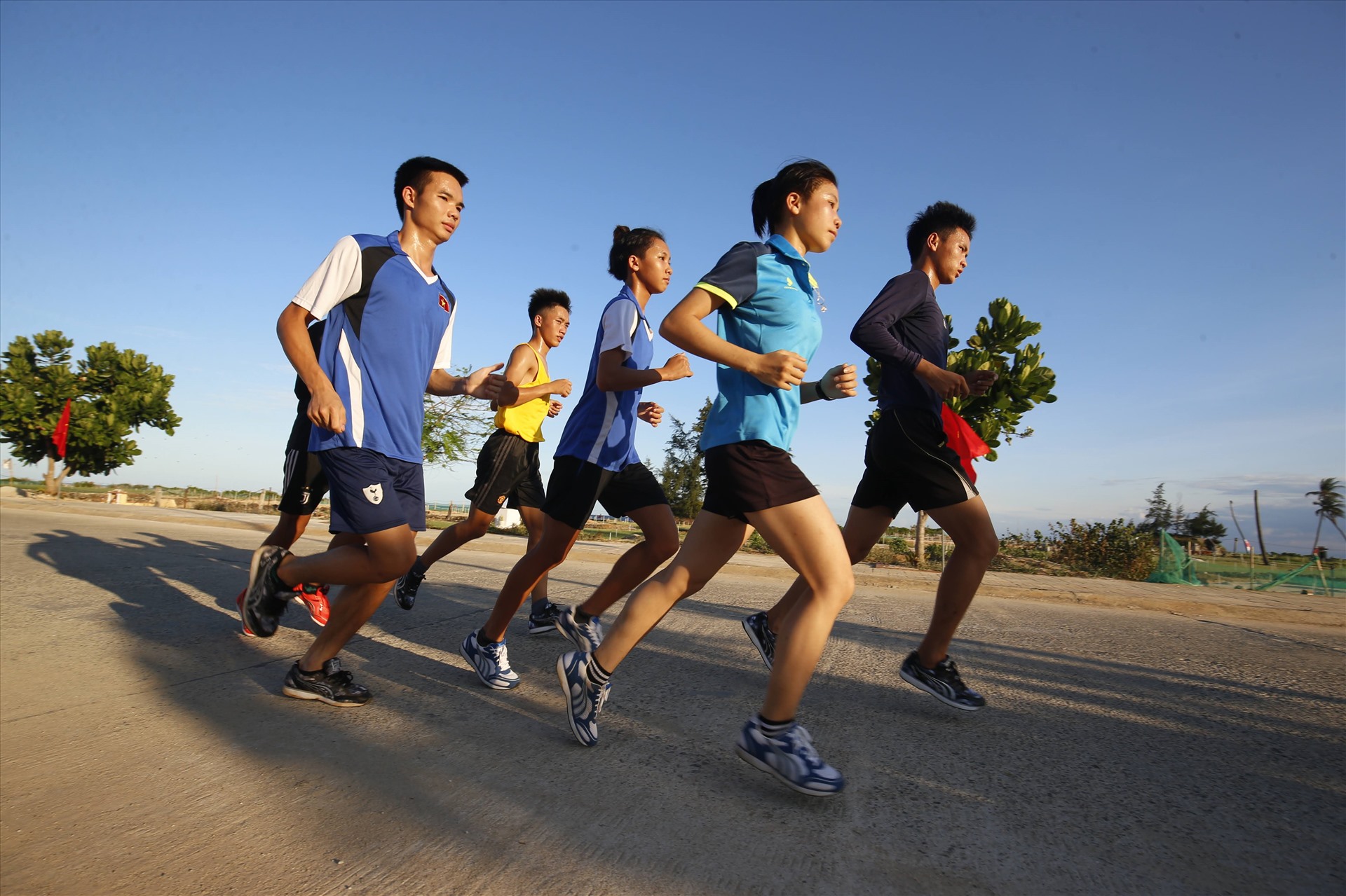 Tiền Phong Marathon quy tụ gần 2.000 vận động viên trong nước và quốc tế, trong đó 200 vận động viên chuyên nghiệp và hơn 1.500 vận động viên phong trào.