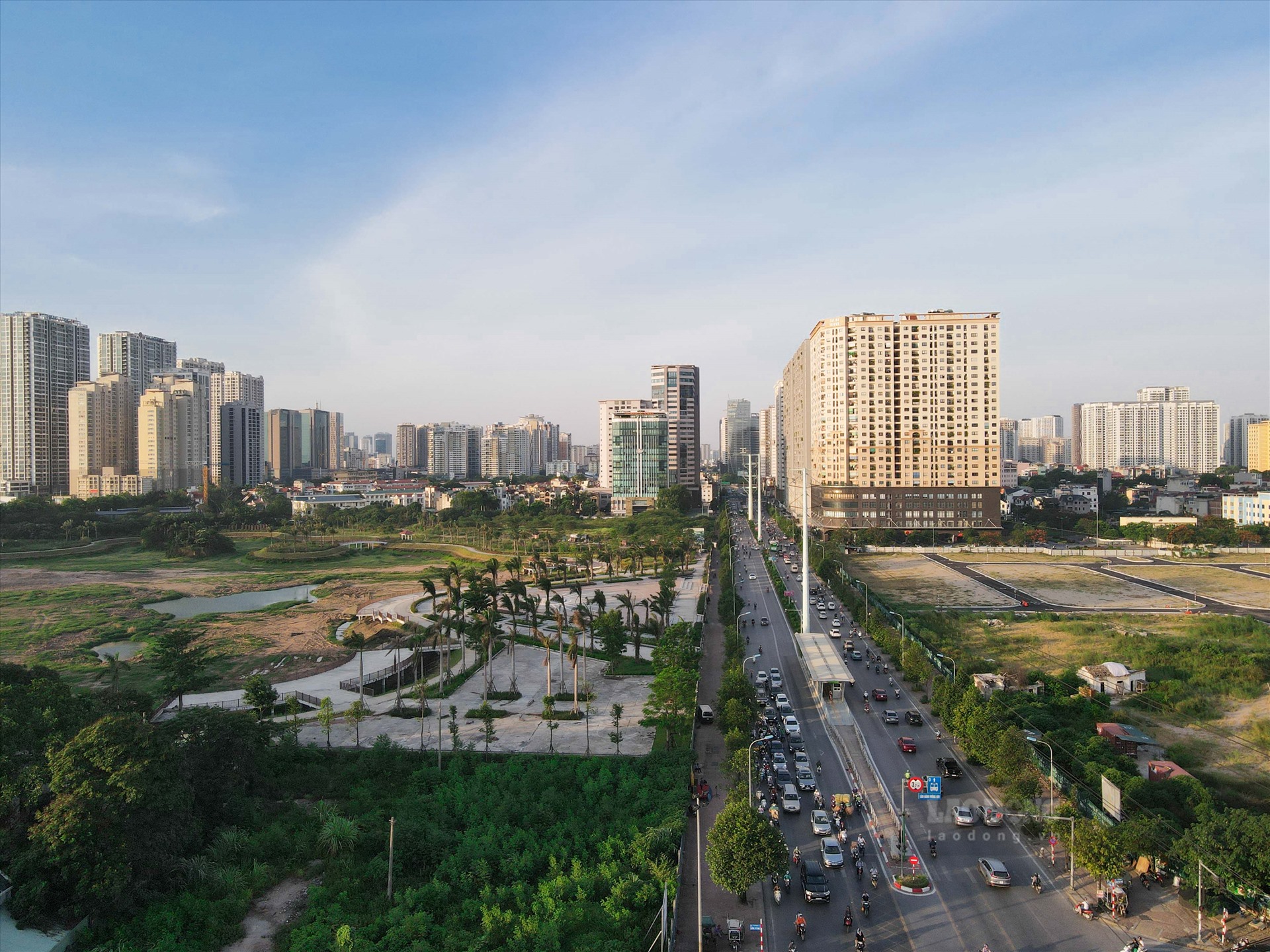 Sau 3 năm chậm tiến độ, hồ điều hòa Phùng Khoang vẫn chỉ là một khu đất ngổn ngang bên cạnh những khu đô thị hiện đại,các tòa chung cư cao cấp.