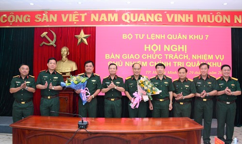 Trung tướng Trần Hoài Trung, Bí thư Đảng ủy, Chính ủy Quân khu 7 chúc mừng Thiếu tướng Đỗ Văn Bảnh và Đại tá Hoàng Đình Chung. Ảnh QK7