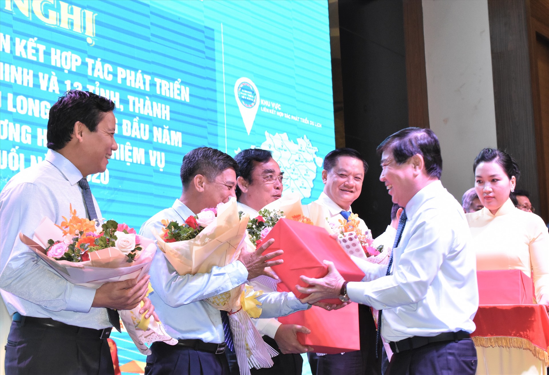Chủ tịch UBND TP.HCM Nguyễn Thành Phong tặng quà lưu niệm đến với các đồng chí lãnh đạo UBND các tỉnh, thành phố tại hội nghị liên kết . Ảnh: Thành Nhân