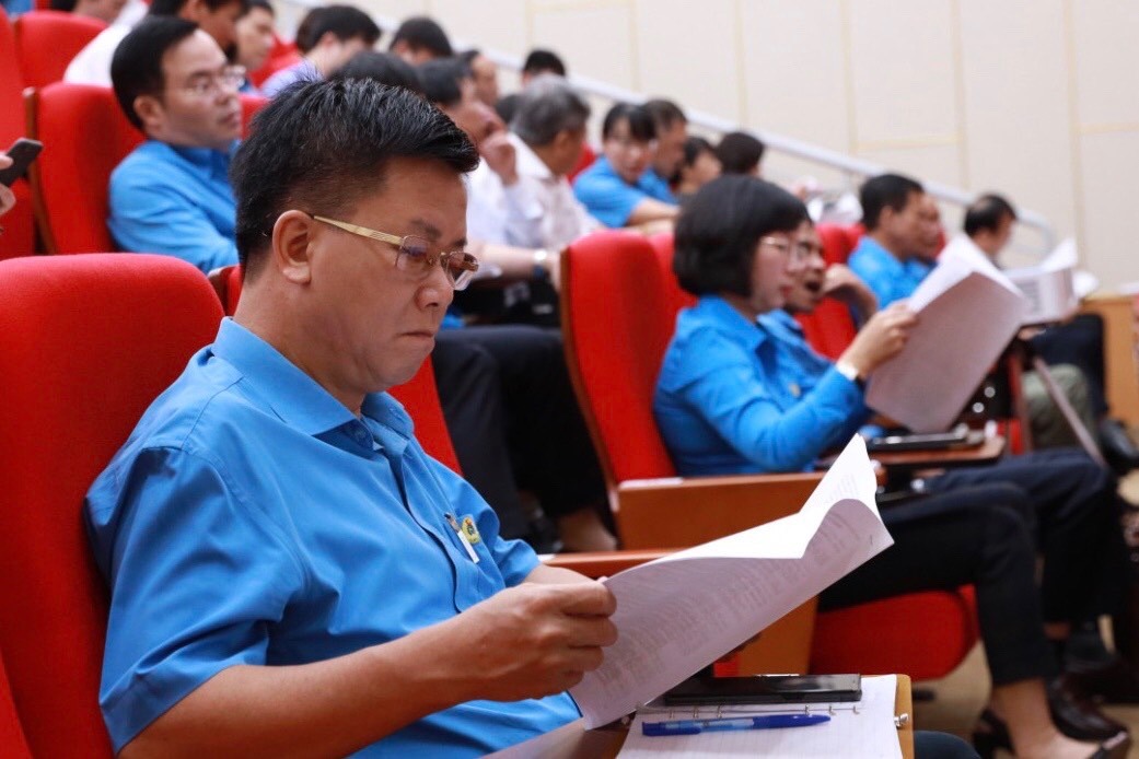 Các đại biểu nghiên cứu tại liệu tại Hội nghị. Ảnh: Hải Nguyễn