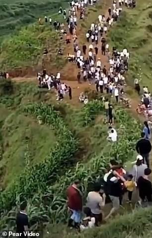 Dân làng ở Trung Quốc đổ xô lên núi sau khi nghe thấy âm thanh kỳ lạ. Ảnh: Daily Mail.