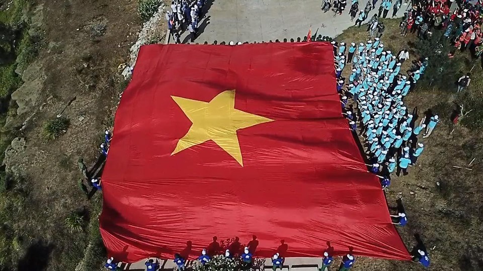 Màn kéo lá cờ Tổ quốc khổng lồ rộng 250m2 phủ kín khu vực làm lễ chào cờ  cũng đã được thực hiện.