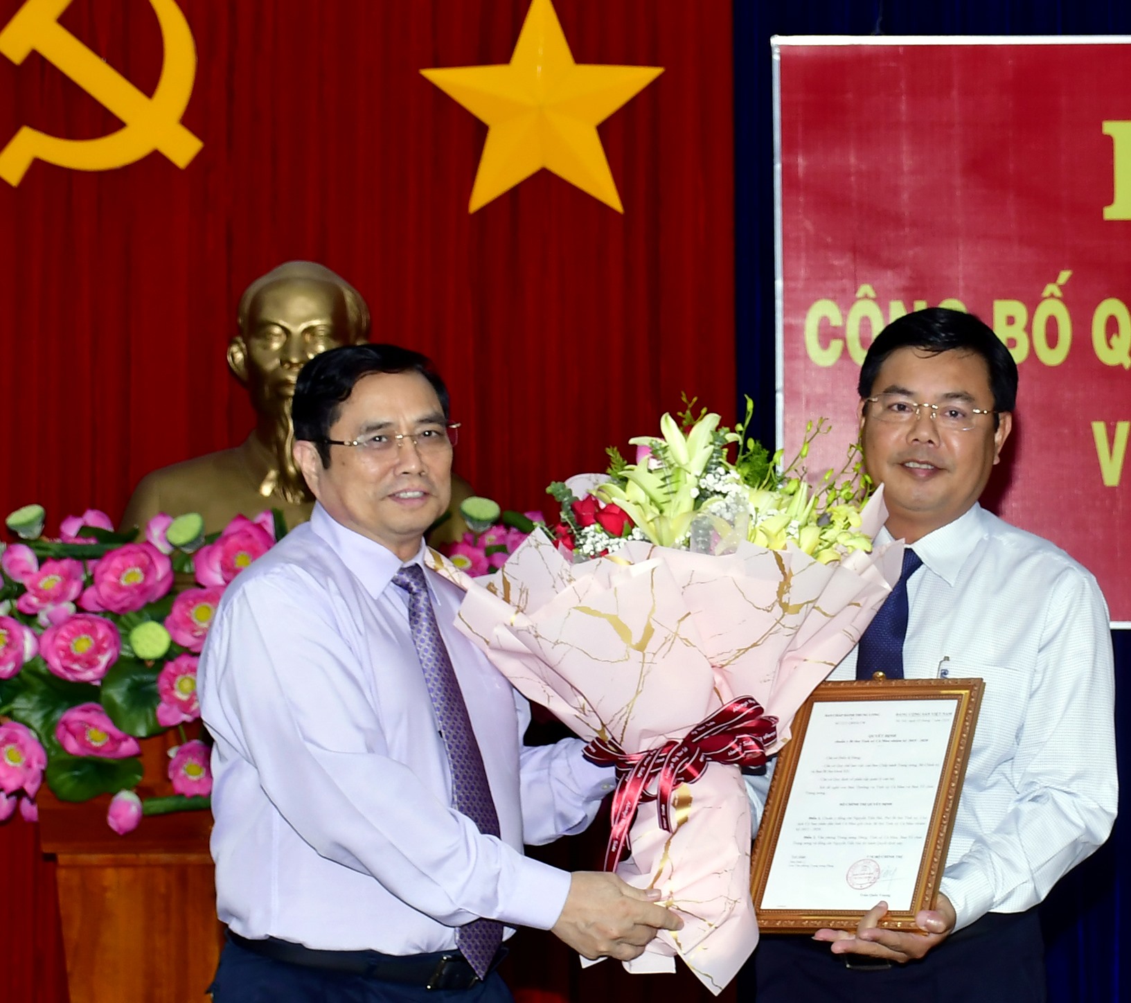 Chủ tịch UBND tỉnh Cà Mau Nguyễn Tiến Hải nhận quyết định làm Bí thư Tỉnh ủy Cà Mau (ảnh Nhật Hồ)