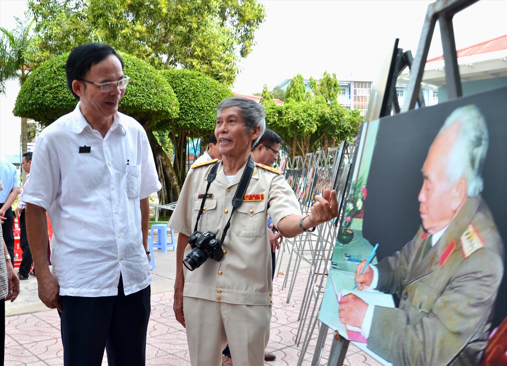 PGS.Ts Nguyễn Văn Đệ trong sự kiện triển lãm ảnh về Đại tướng Võ Nguyên Giáp của Đại tá Trần Hồng tại ĐH Đồng Tháp. Ảnh: LT