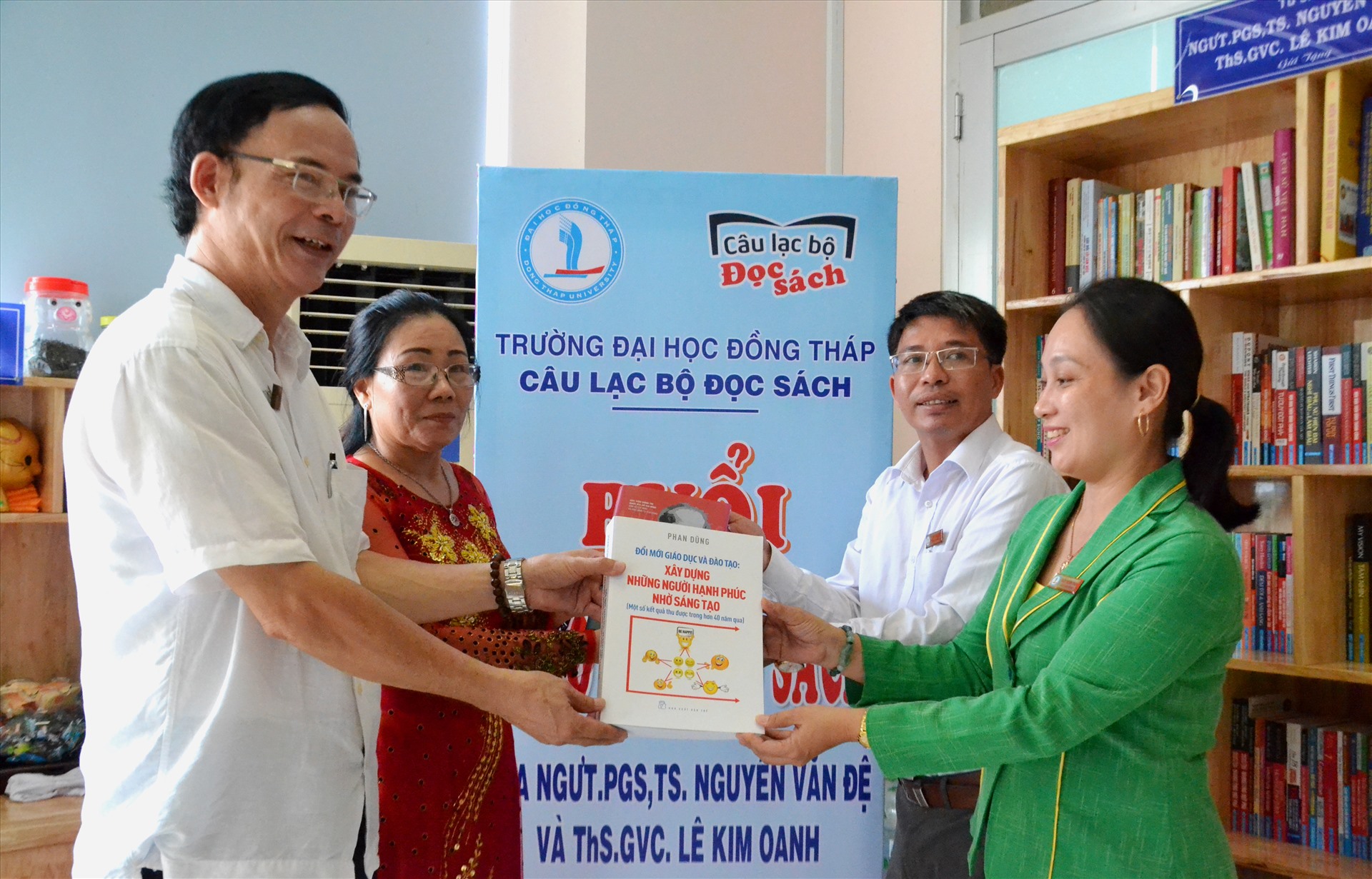 PGS.TS Nguyễn Văn Đệ tặng tủ sách cho ĐH Đồng Tháp trước khi nghỉ hưu. Ảnh: LT