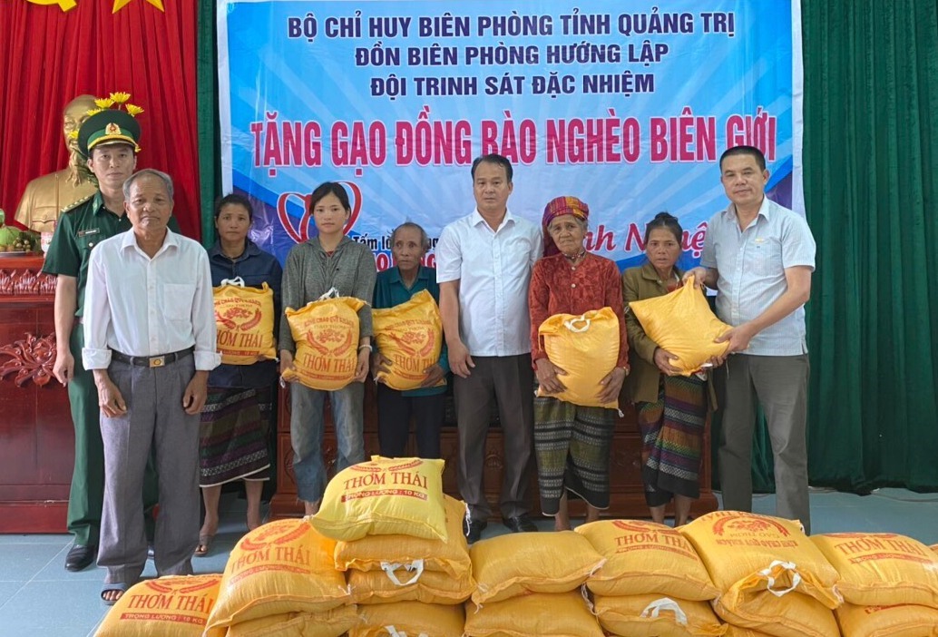 Quỹ Tấm lòng Vàng Lao Động, Biên phòng Hướng Lập và chính quyền địa phương trao gạo hỗ trợ cho người dân. Ảnh: HL.