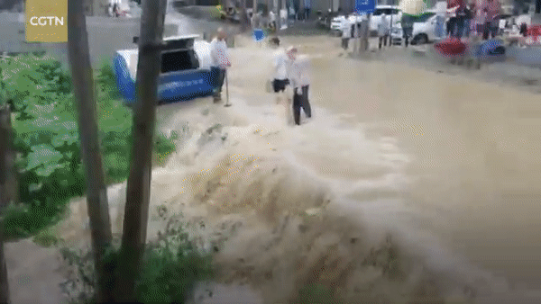Giao thông bị cản trở trong mưa lũ. Nguồn: CGTN