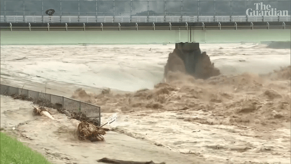 Sông Kuma bị tràn bờ tại hơn 10 điểm. Ảnh: NHK