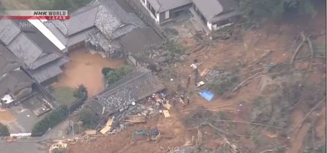 Lực lượng cứu hộ đang tiến hành giải cứu một ngôi nhà bị tàn phá sau một trận lở đất. Ảnh: NHK
