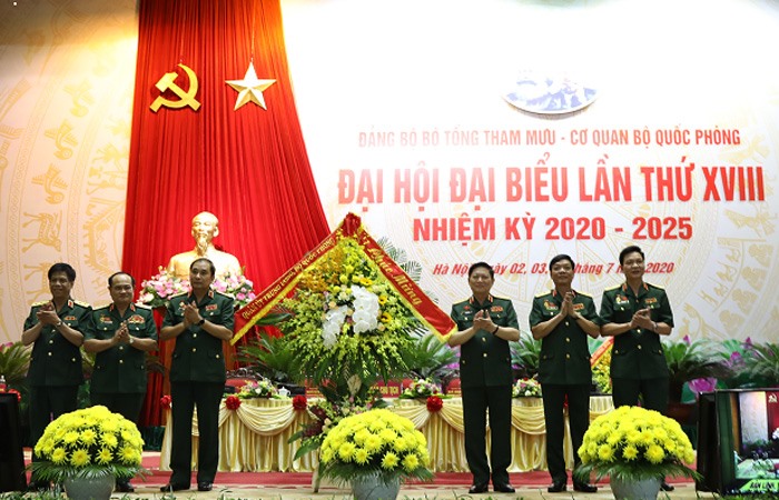Đại tướng Ngô Xuân Lịch tặng hoa chúc mừng Đại hội. Ảnh BQP