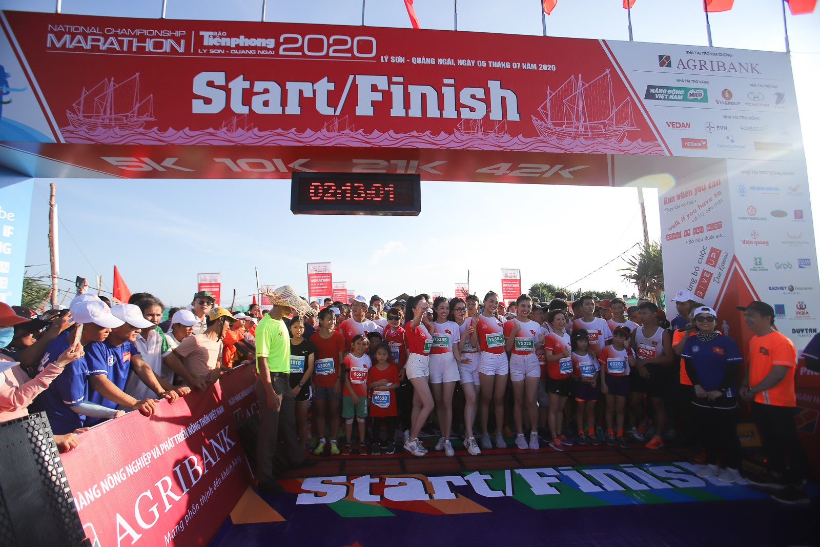 Gần 2.000 vận động viên chuyên nghiệp lẫn phong trào đã bước vào tranh tài tại giải Tiền Phong Marathon 2020 trong sáng 5.7.