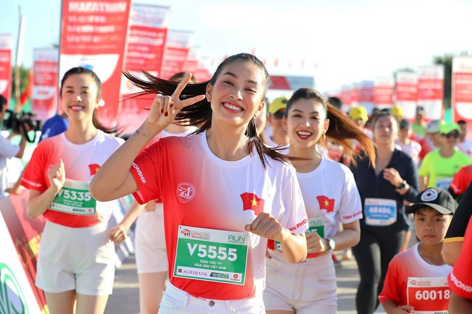Hoa hậu Tiểu Vy cho biết, đây là lần thứ 2 cô tham gia chạy đồng hành cùng Tiền Phong Marathon. Cô cảm thấy  vinh dự và tự hào khi được đồng hành cùng các vận động viên trên đường chạy tại đảo Lý Sơn.