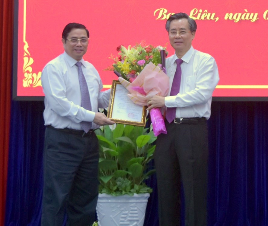 Ông Nguyễn Quang Dương nhận Quyết định làm Phó Ban tổ chức Trung ương (ảnh Nhật Hồ)