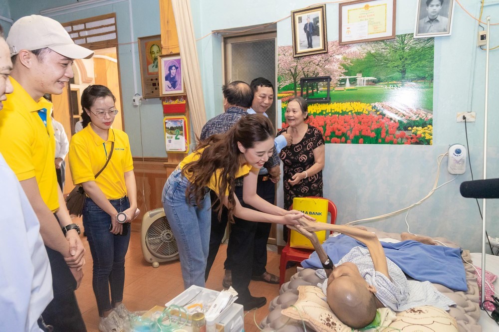 Hoa hậu Khánh Vân và đoàn đã đến thăm hai trường hợp nạn nhân chất độc da cam.