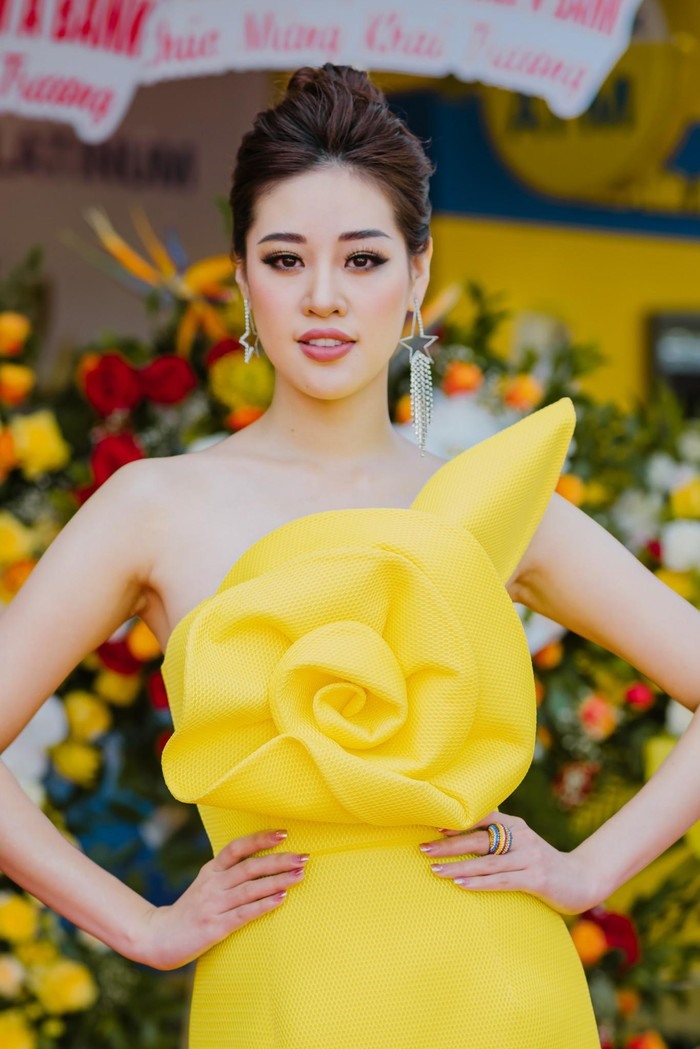 Cũng trong chuyến công tác, Hoa hậu Khánh Vân tham dự một sự kiện với trang phục vàng nổi bật, tóc búi cao, trang điểm nhẹ nhàng