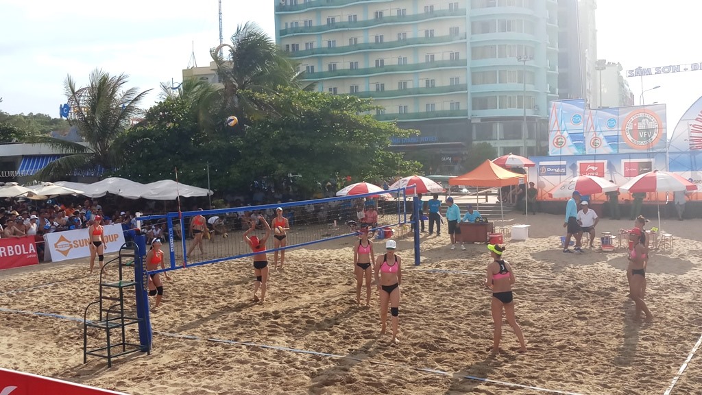 Giải bóng chuyền bãi biển quốc gia (dành cho 4 người) được tổ chức tại bãi A, biển Sầm Sơn. Ảnh: Quách Du