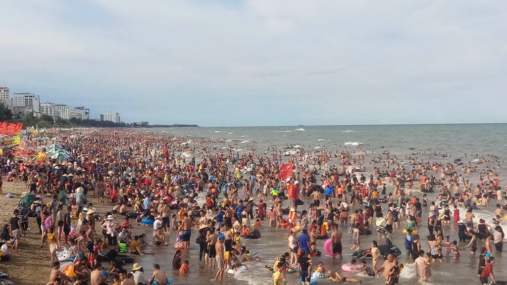 Biển người tại bãi biển Sầm Sơn dịp cuối tuần (ngày 4 và 5.7). Ảnh: Quách Du