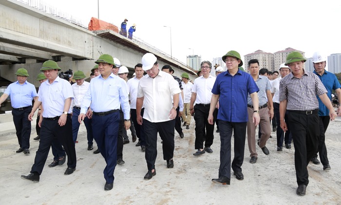 Bí thư Thành ủy và Chủ tịch UBND Thành phố kiểm tra tiến độ thi công dự án đầu tư xây dựng đường vành đai 3 đi thấp qua hồ Linh Đàm. Ảnh: hanoi.gov