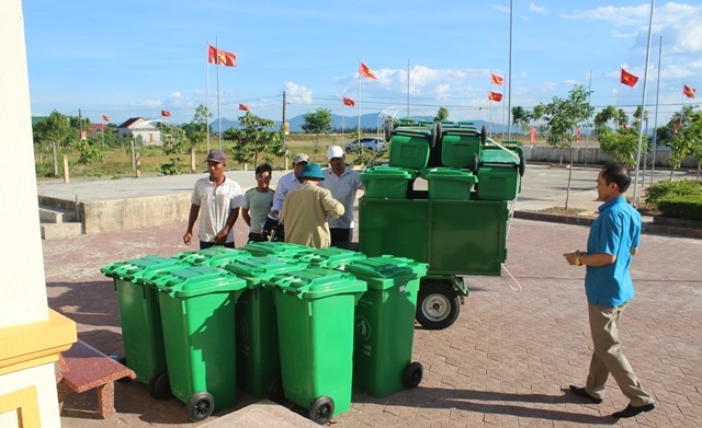 Xe chở rác và thùng đựng rác mà LĐLĐ Hà Tĩnh tặng xã Cẩm Nhượng.