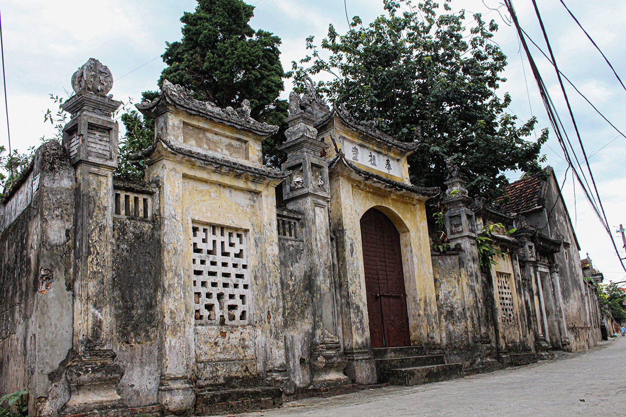 Bước vào bên trong làng, du khách sẽ nhìn thấy một dãy nhà cổ san sát nhau, những bức tường bong tróc, bám rêu nhưng vẫn giữ được nét hoa văn và họa tiết độc đáo.
