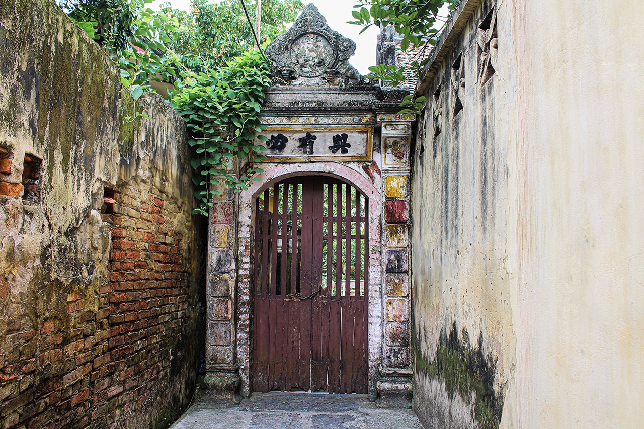 Nhiều cánh cổng nhà xưa cũ được thiết kế không quá cao cũng không quá thấp.