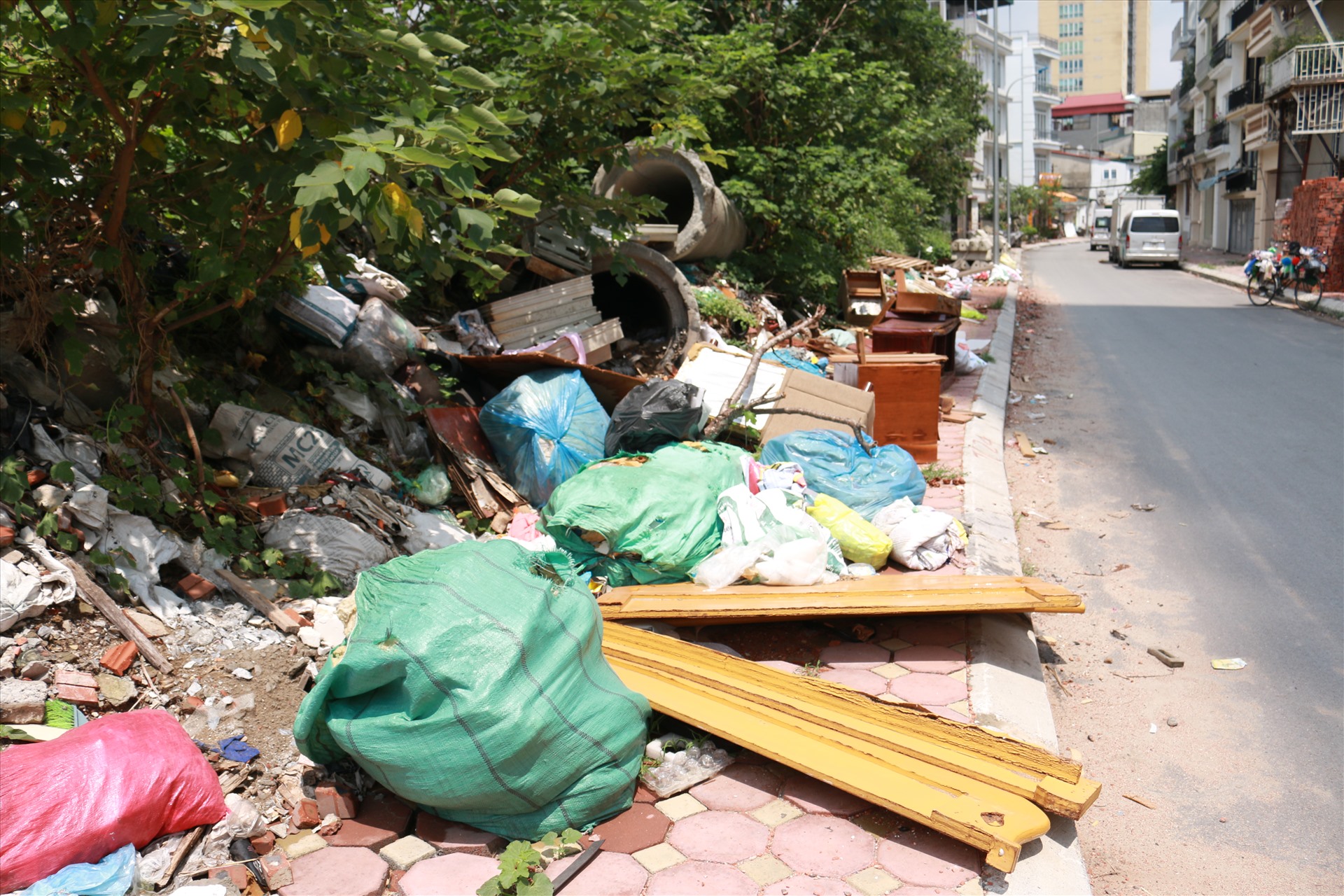 Theo ghi nhận của phóng viên, đoạn đường này là nơi tập kết của nhiều loại rác thải như: rác thải sinh hoạt, vật liệu xây dựng, mảnh vỡ thủy tinh,...gây mất mỹ quan đô thị.