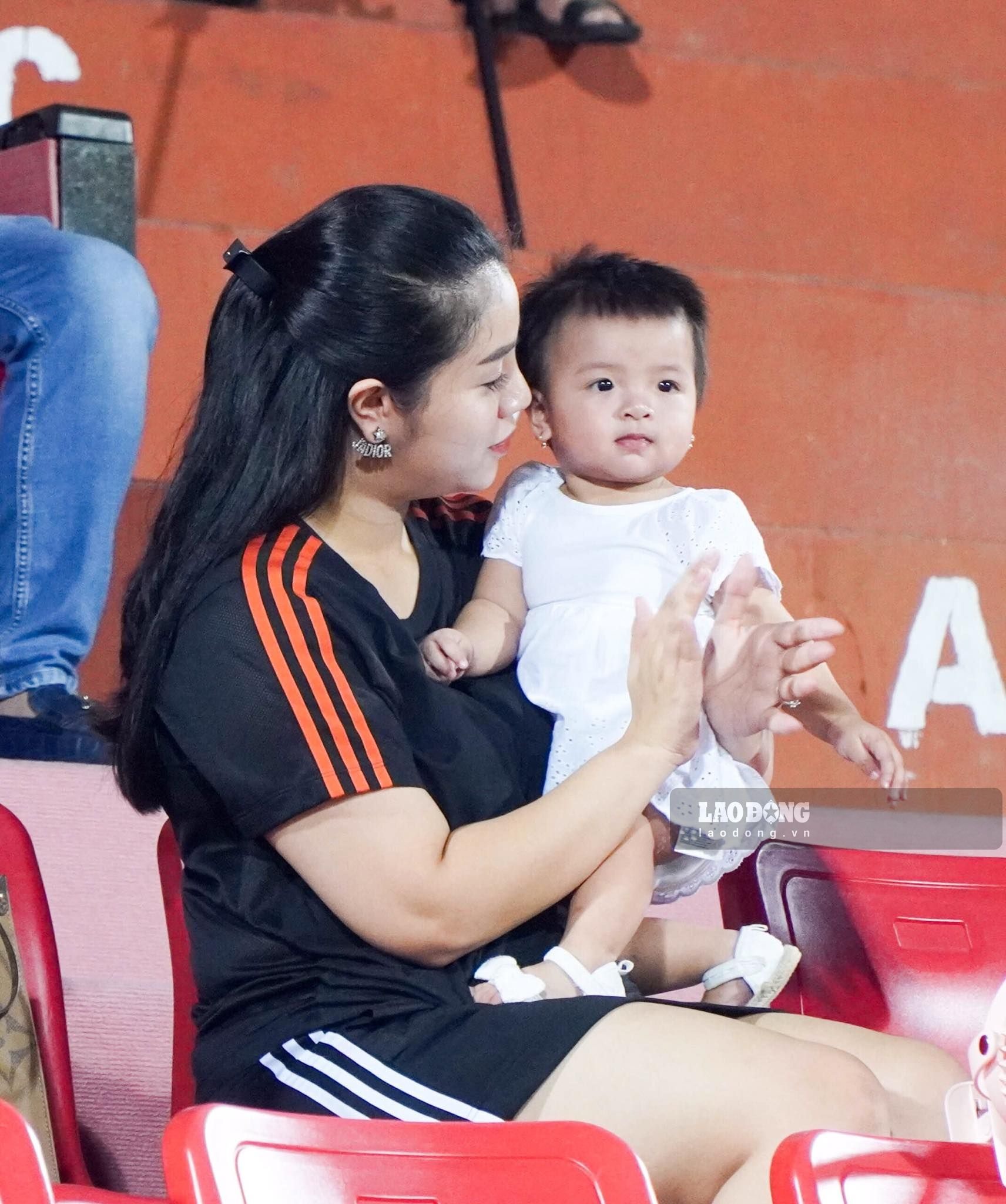 Ở trận đấu này, Khánh Linh cùng con gái Sushi cũng có mặt tại sân Hàng Đẫy để cổ vũ cho Bùi Tiến Dũng.