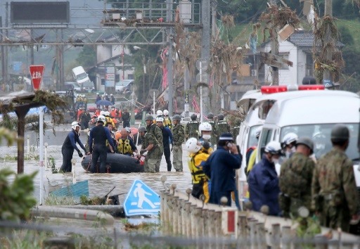 Cứu hộ ở tỉnh Kumamoto. Ảnh: AFP