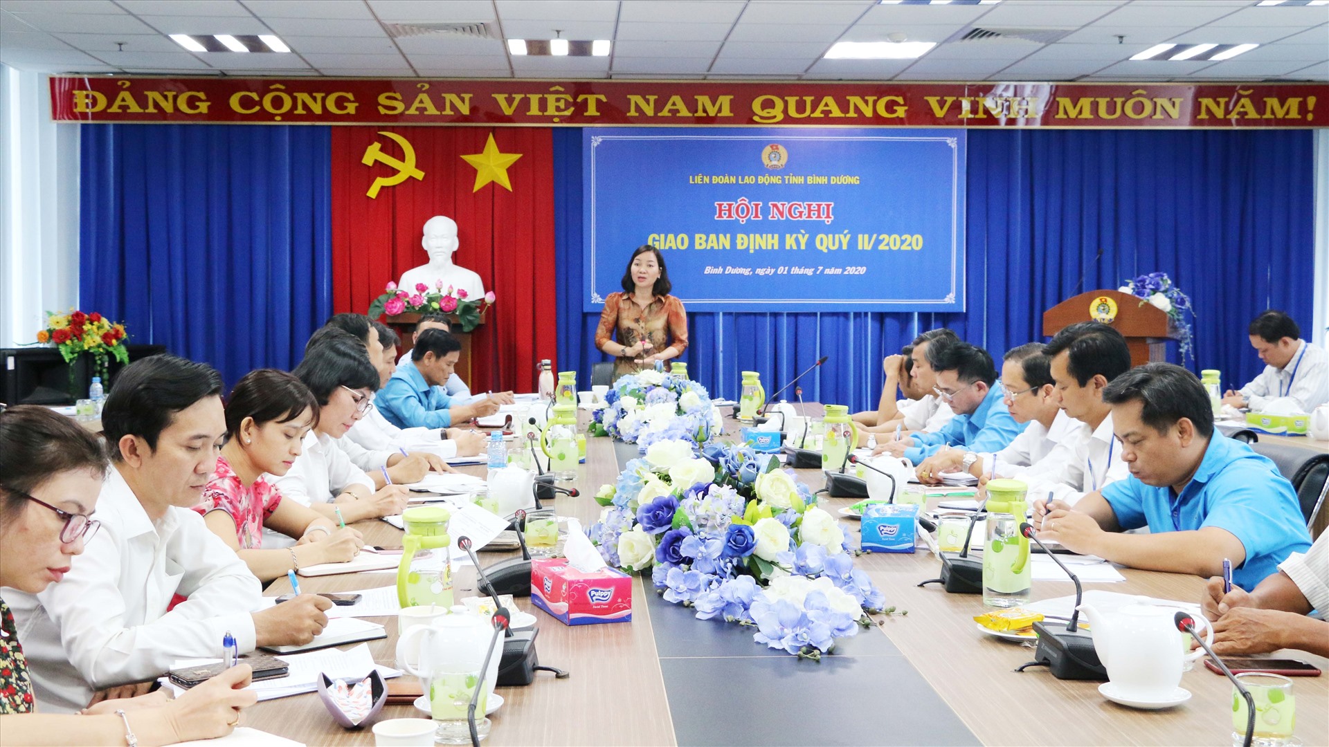 Bà Trương Thị Bích Hạnh-Chủ tịch LĐLĐ Bình Dương chỉ đạo các đơn vị