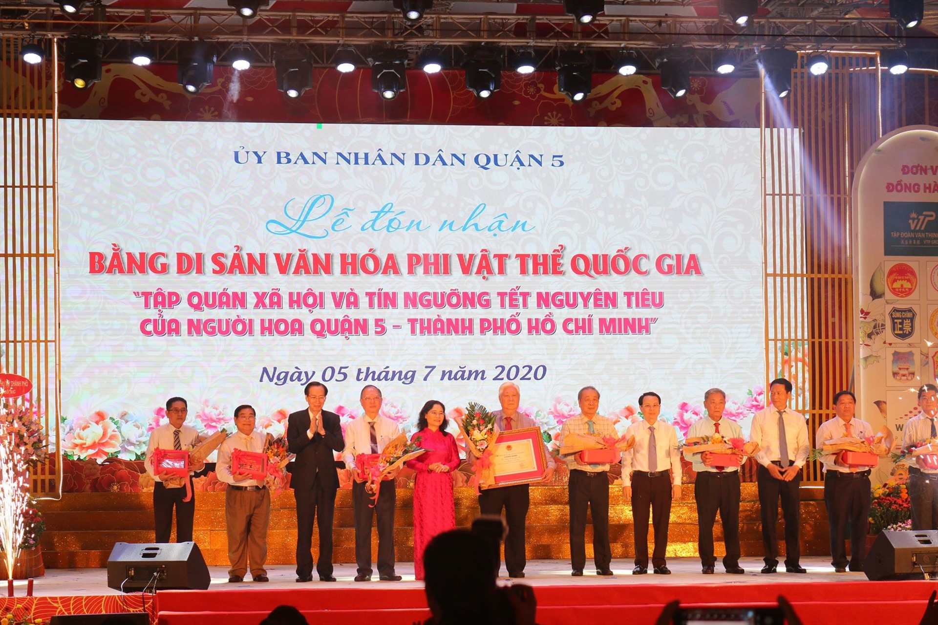 Phó Bí thư Thành ủy Thành phố Hồ Chí Minh Nguyễn Thị Lệ trao bằng Di sản văn hóa phi vật thể quốc gia cho nhóm Hội quán người Hoa.