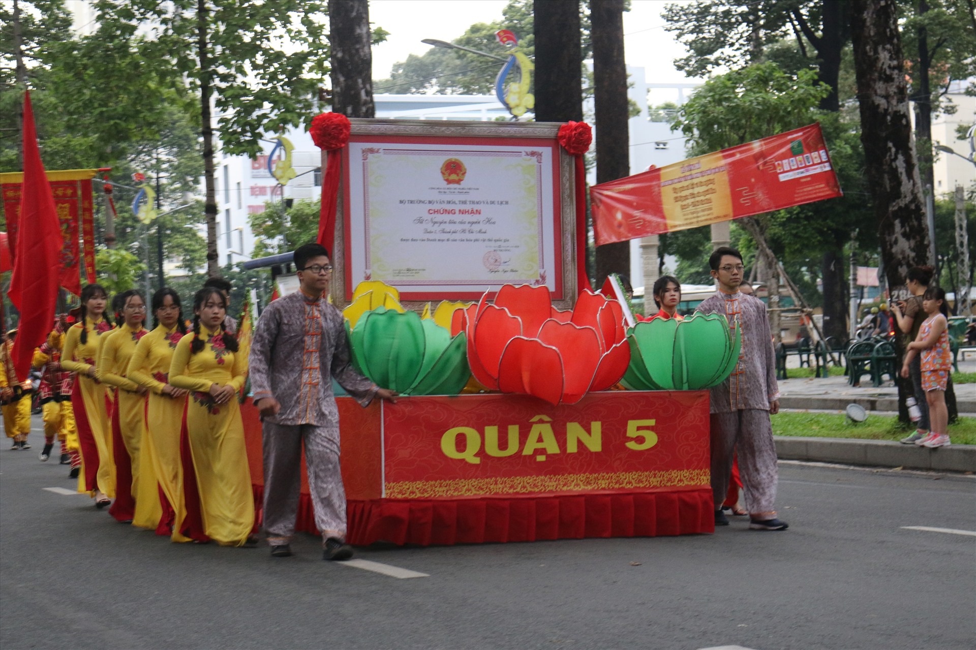 Đoàn diễu hành đi qua các tuyến đường như Hải Thượng Lãn Ông, Châu Văn Liêm, Nguyễn Trãi, Trần Hưng Đạo…