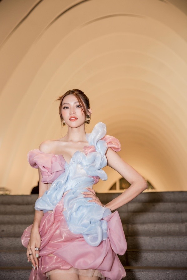 Mới đây, mỹ nhân 9X xuất hiện ấn tượng trong ngày mở màn của sự kiện Vietnam Junior Fashion Week Xuân Hè 2020 với tư cách người dẫn chương trình.