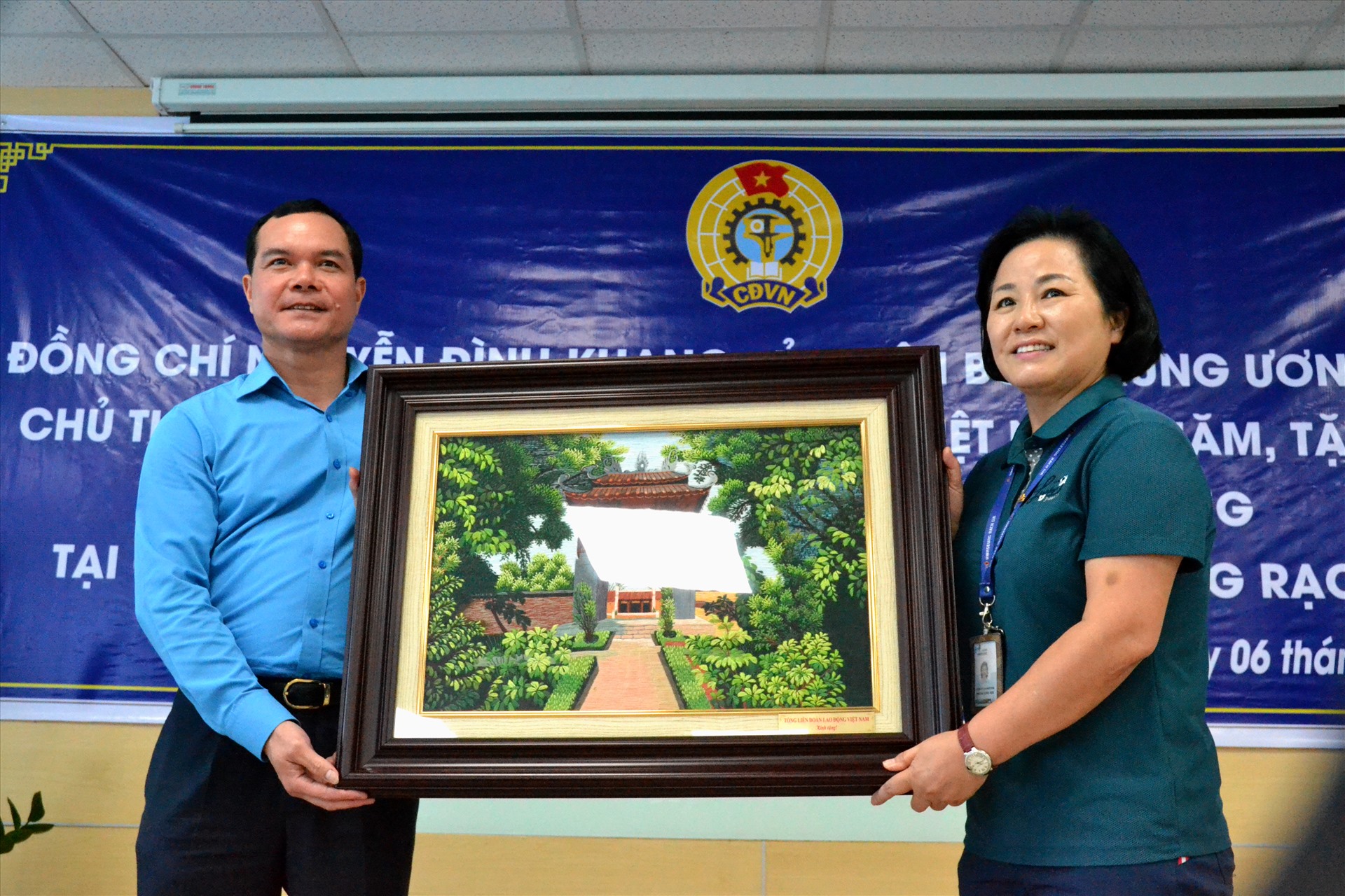 Chủ tịch Tổng LĐLĐ Việt Nam tặng quà lưu niệm cho Công ty TNHH Hwaesung Rạch Giá. Ảnh: LT