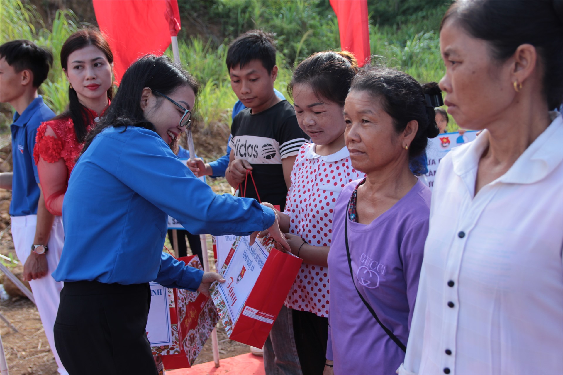 Lãnh đạo Tỉnh đoàn Nghệ An trao quà cho bà con huyện miền núi Kỳ Sơn. Ảnh: Trần Tuyên