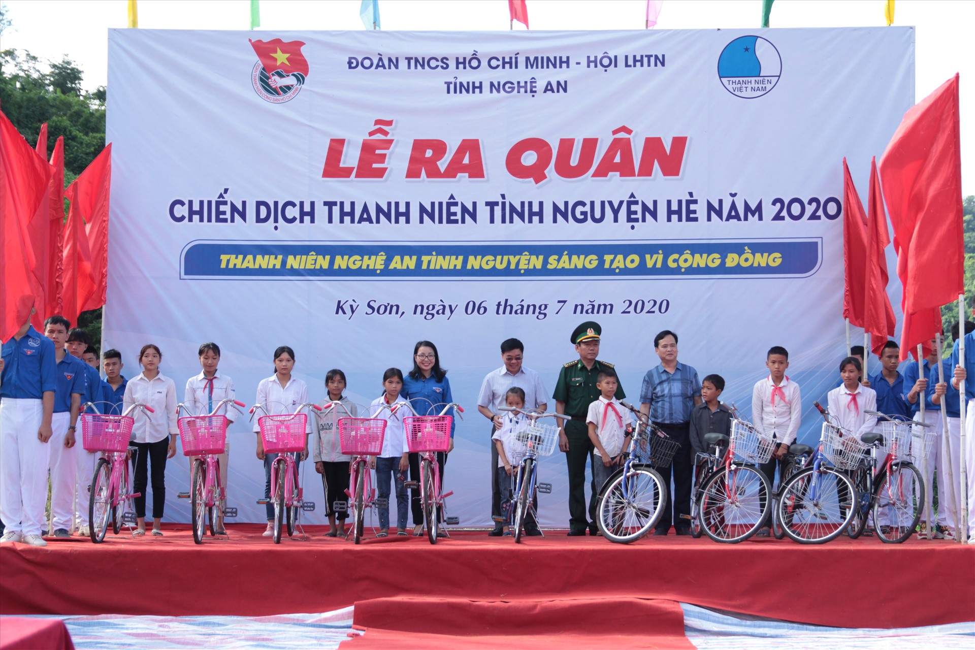 Trao tặng xe đạp cho các em học sinh vượt khó học giỏi. Ảnh: Tr. Tuyên.