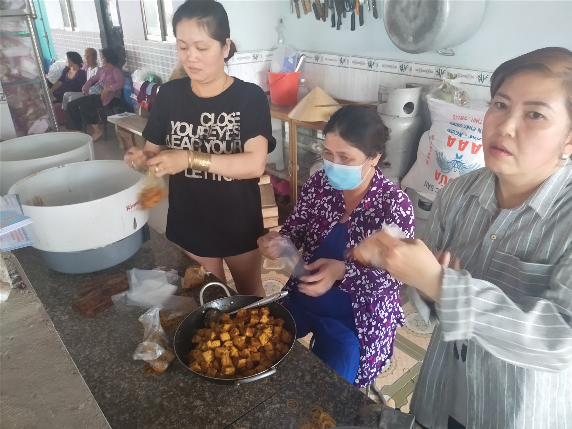 Cô bếp trưởng Đỗ Ánh Diêu (đứng bên trái) làm món ăn. Ảnh: K.Q