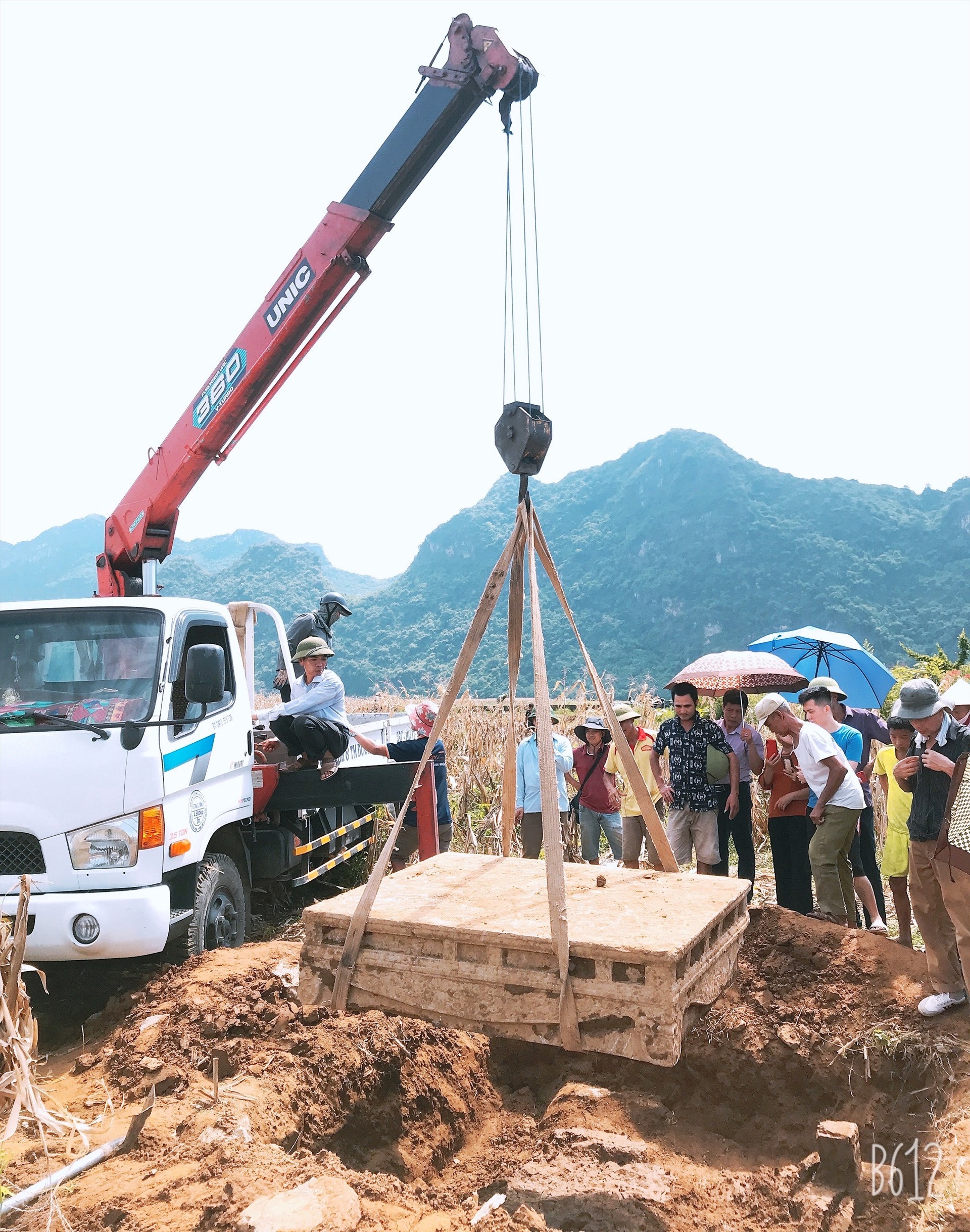 Sập đá cổ được khai quật và đưa về Bảo tàng tỉnh Ninh Bình để lưu giữ và bảo quản. Ảnh: Diệu Anh