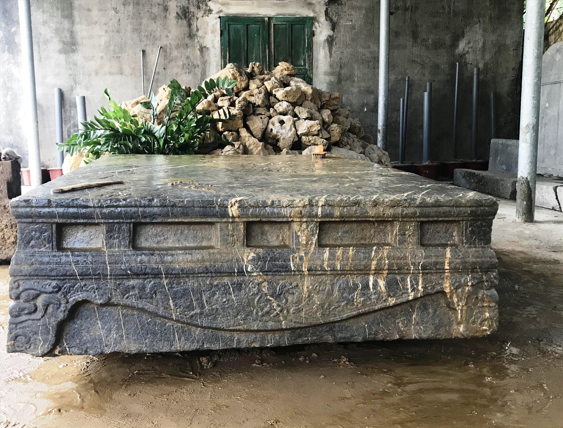 Hiện chiếc sập đá cổ này đang được bảo quản và lưu giữ tại Bảo tàng tỉnh Ninh Bình. Ảnh: Diệu Anh