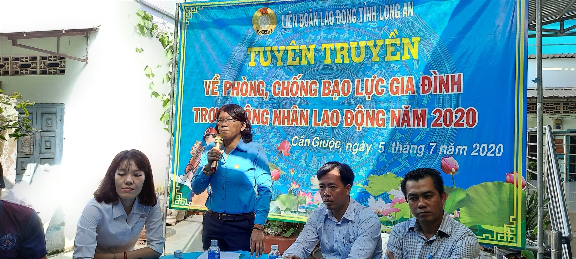 Bà Lê Thị Thu Cúc tuyên truyền tại khu nhà trọ xã Tân Kim, huyện Cần Giuộc. Ảnh: K.Q