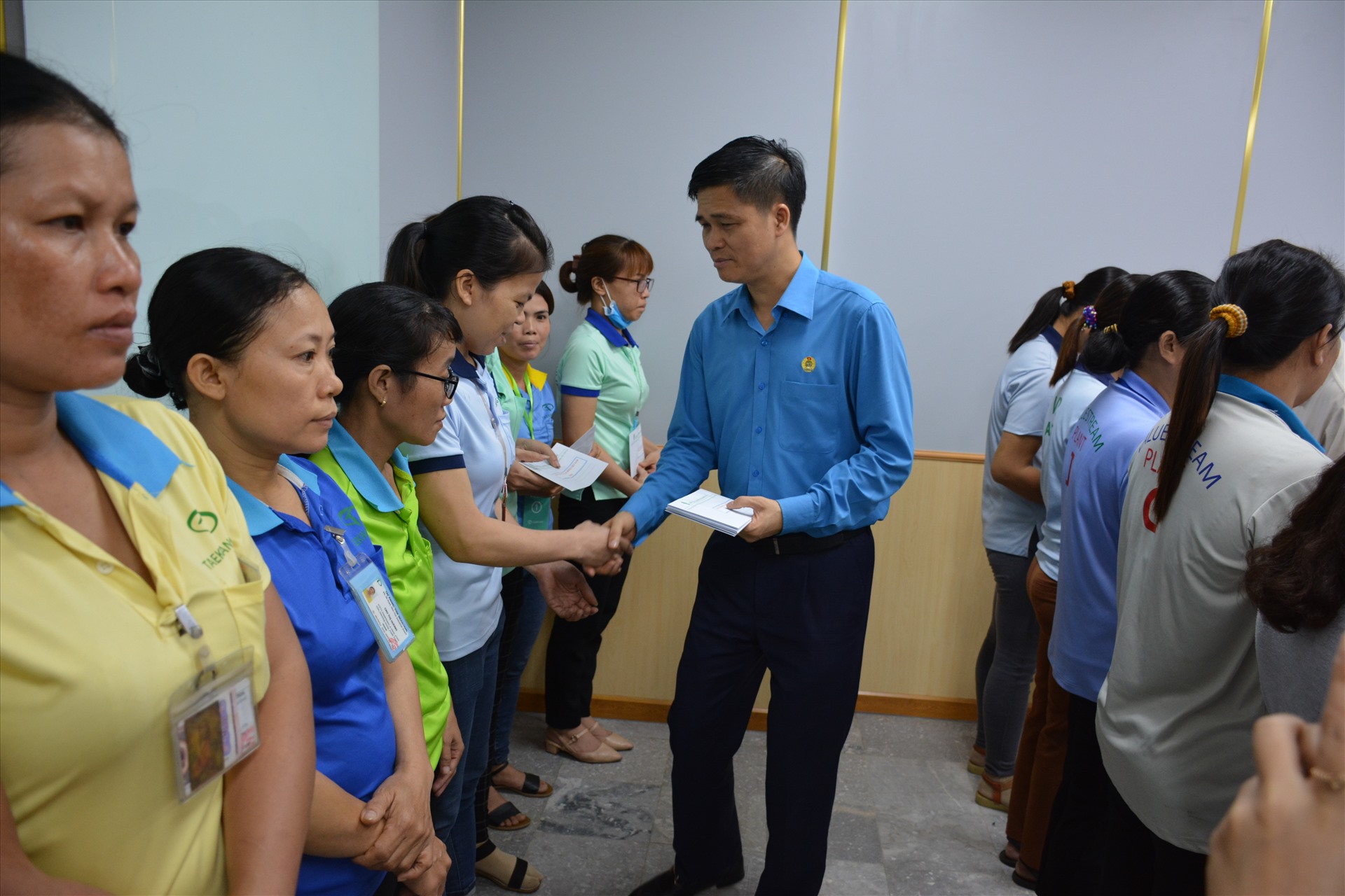 Phó chủ tịch Tổng LĐLĐVN Ngọ Duy Hiểu tặng quà cho công nhân bị ảnh hưởng do dịch bệnh COVID-19 gặp khó khăn. Ảnh: Hà Anh Chiến