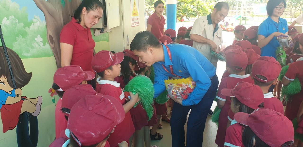 Phó chủ tịch Tổng LĐLĐVN Ngọ Duy Hiểu thăm con công nhân đang học tại trường mầm non Thái Quang. Ảnh: Hà Anh Chiến