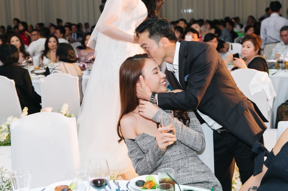Nam doanh nhân còn dành nụ hôn ngọt ngào cho vợ của mình tại lễ cưới của Diệp Lâm Anh. Ảnh: Cắt từ clip.