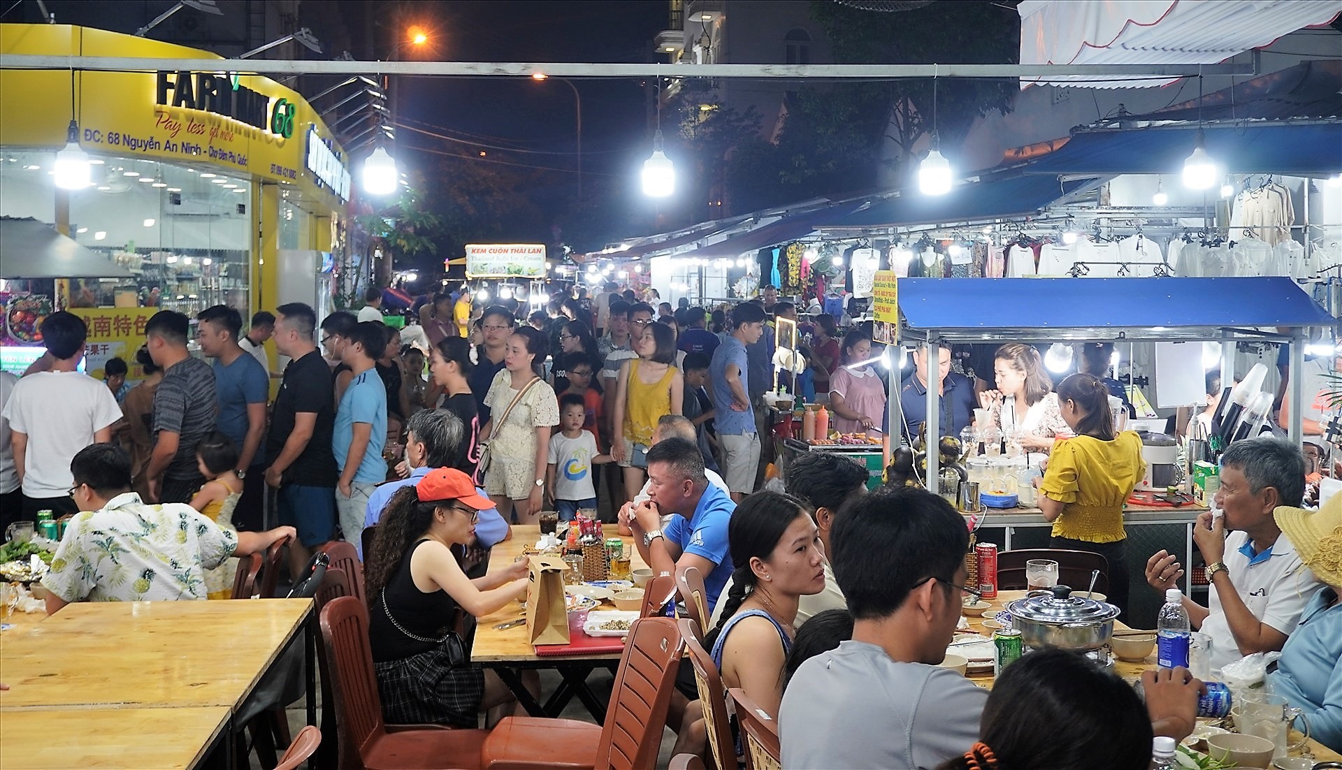 Chợ đêm Phú Quốc vô cùng náo nhiệt vì du khách đổ về tham quan và mua sắm. Ảnh: Nguyên Anh