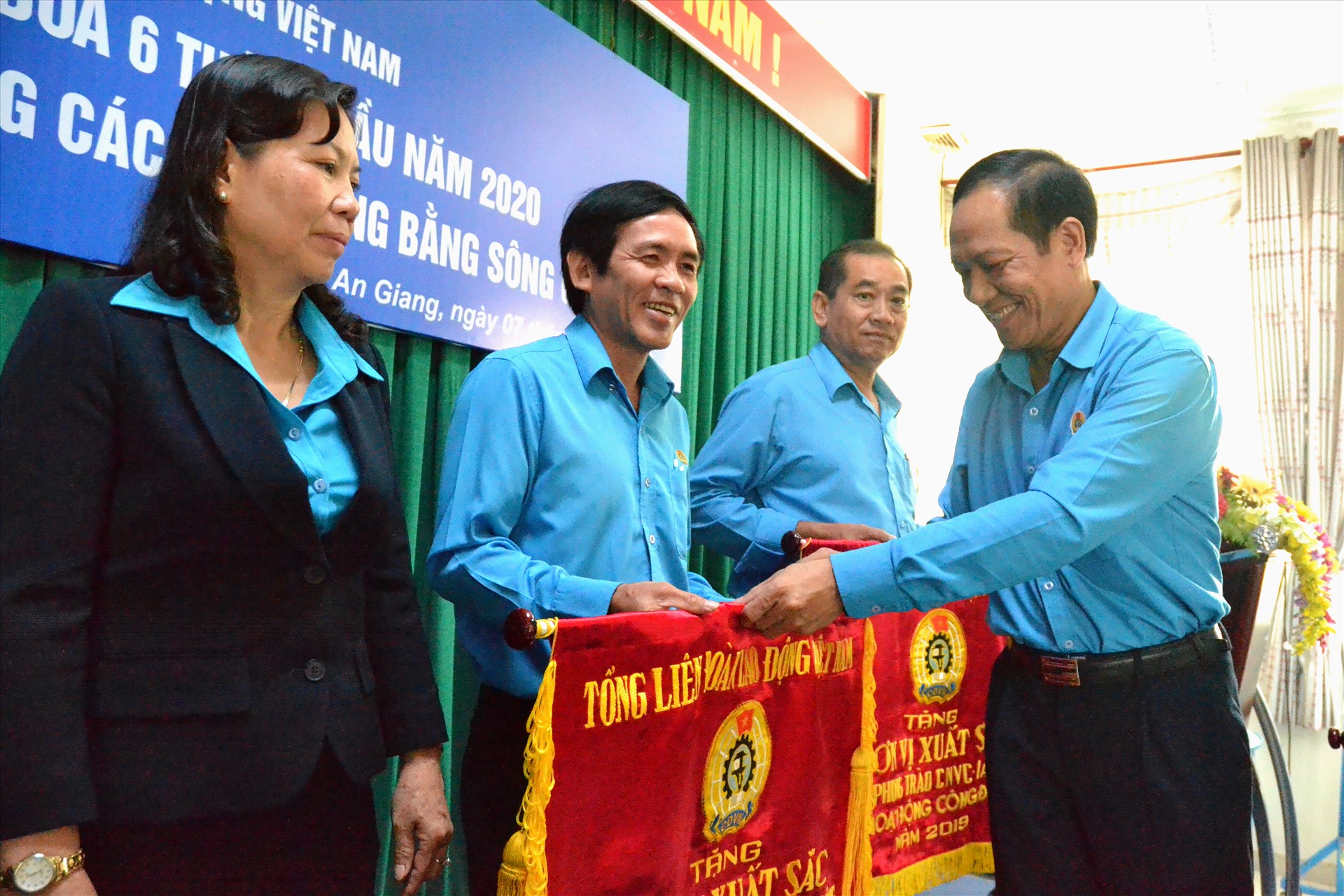 Ông Nguyễn Văn Toản, Phó ban phụ trách Ban Kinh tế - Chính sách và Thi đua khen thưởng Tổng LĐLĐ Việt Nam trao cờ thi đua cho các LĐLĐ đạt thành tích xuất sắc. Ảnh: LT