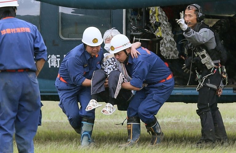 Lực lượng cứu hộ giải cứu một người cao tuổi bằng trực thăng. Ảnh: AFP