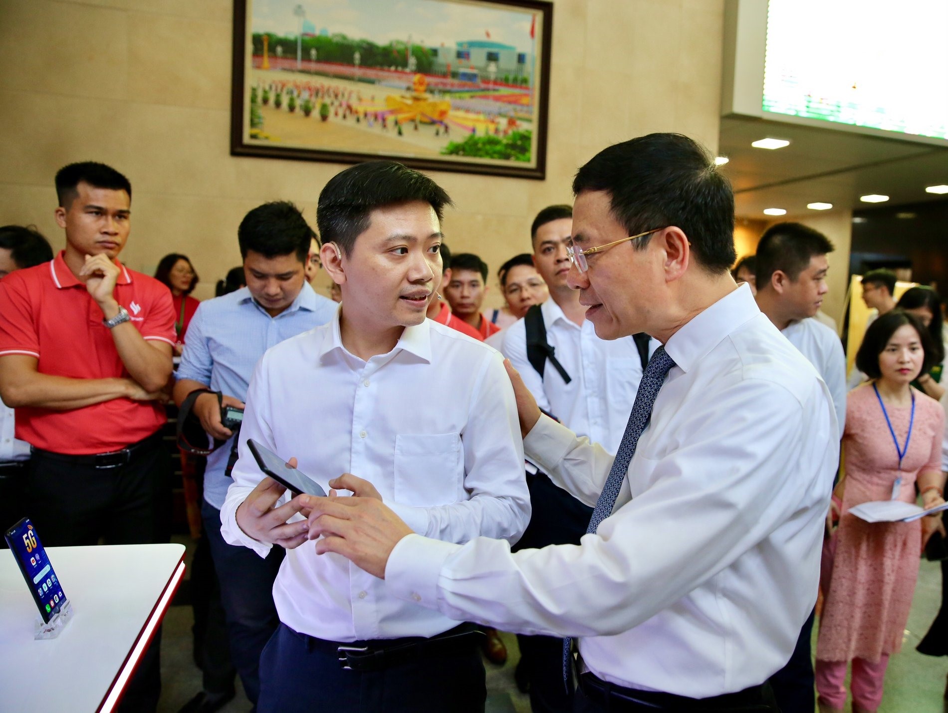 Bộ trưởng Bộ Thông tin và Truyền thông Nguyễn Mạnh Hùng thăm quan khu trải nghiệm Vsmart