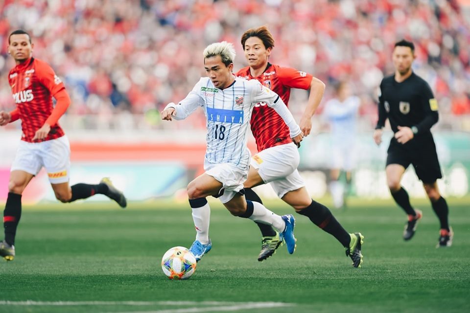 Chanathip Songkrasin (áo trắng) đóng góp rất nhiều vào lối chơi chung của CLB Consadole Sapporo. Ảnh: Consadole